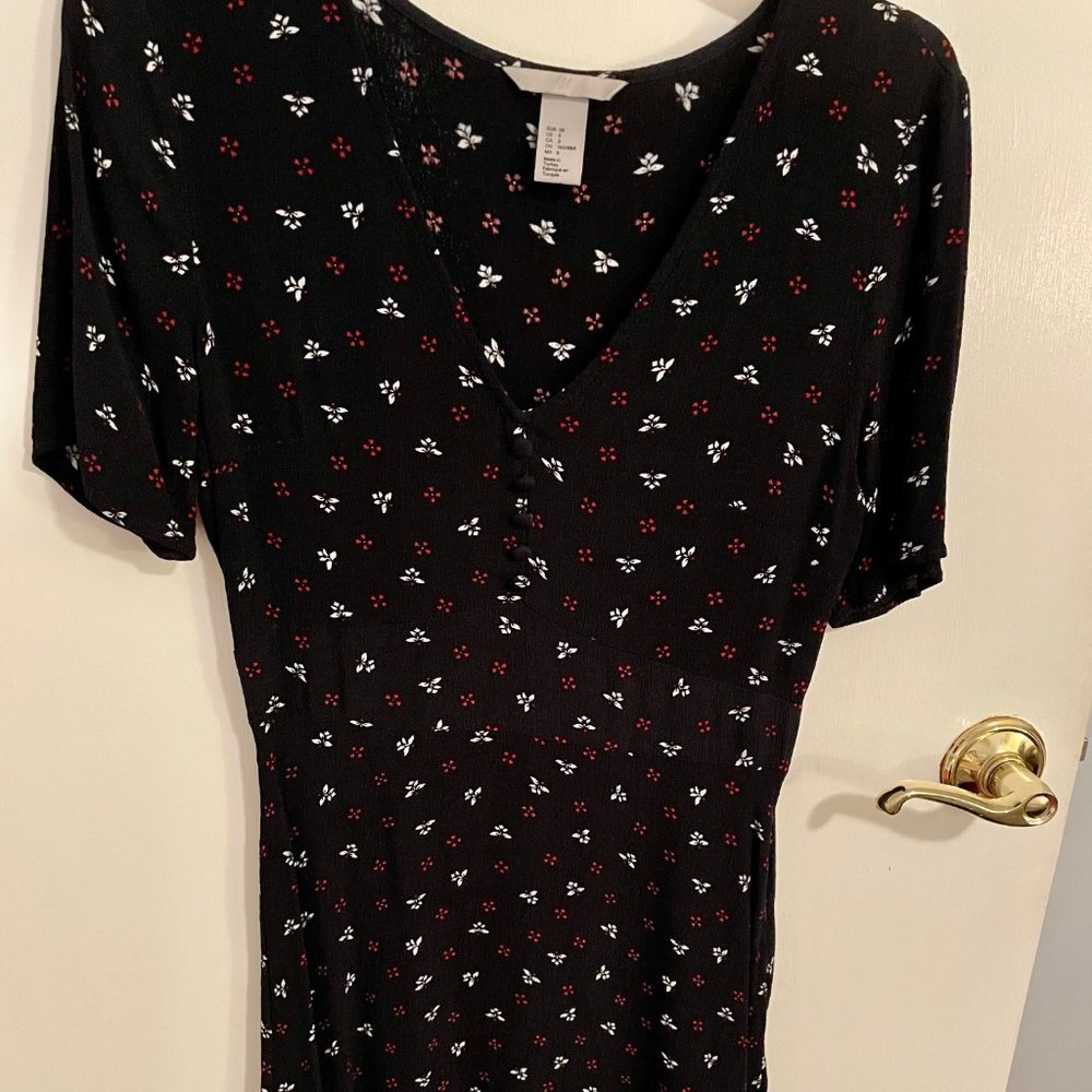 H&M short sleeve dress with buttons and floral print size 8